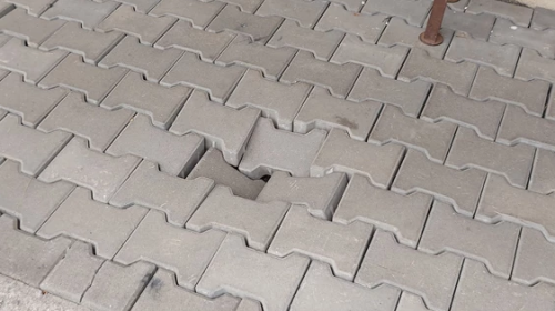 Kleine Pflasterreparaturen auf dem Campingplatz – Softplus sorgt für saubere Wege